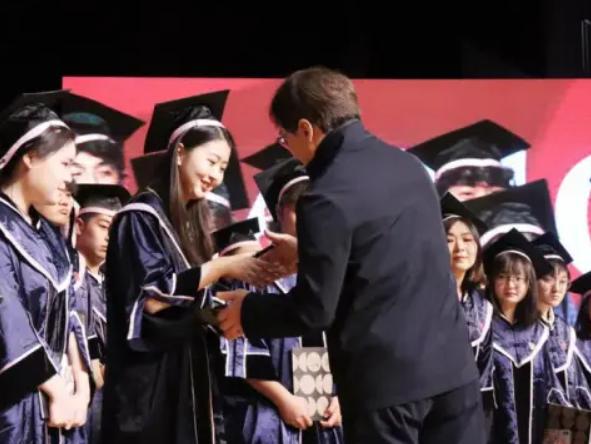 成龙武汉设计工程学院见面会,成龙出席武汉大学典礼