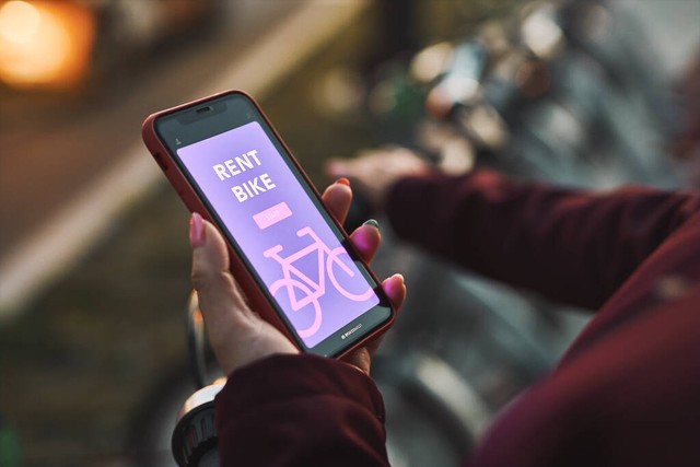 骑共享电动车没有牌照被罚,共享电动车骑行违法吗