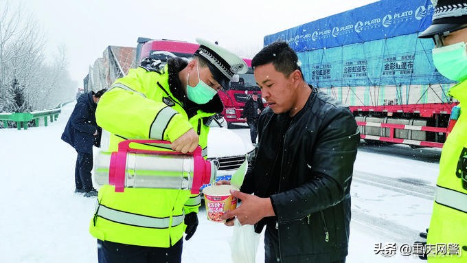 抗疫情战冰雪,抗击疫情警徽闪耀交警征文