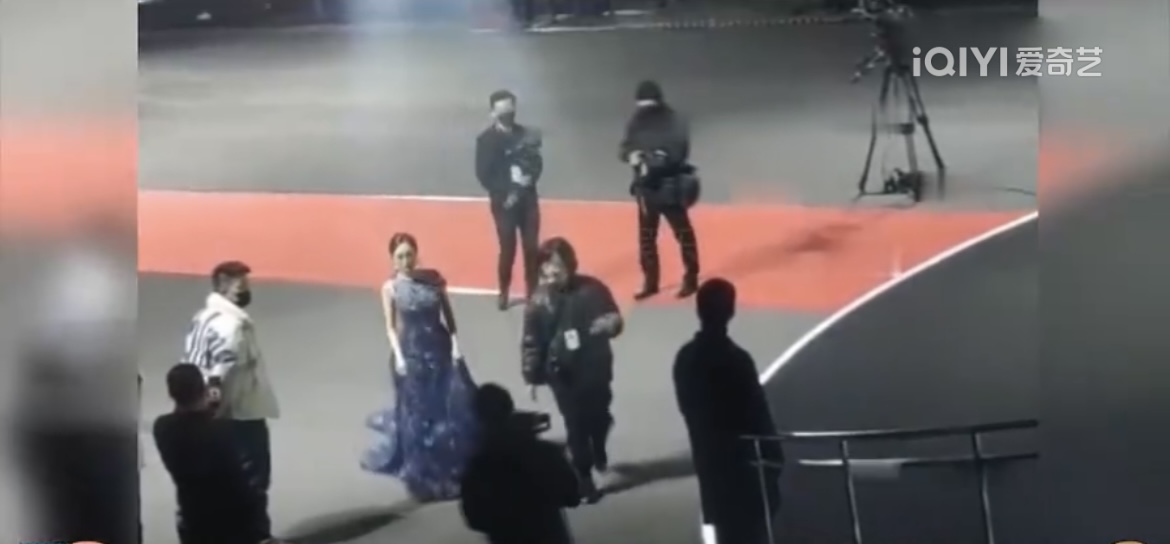 泫雅现场黑色吊带裙,女明星泫雅穿着蝴蝶吊带裙