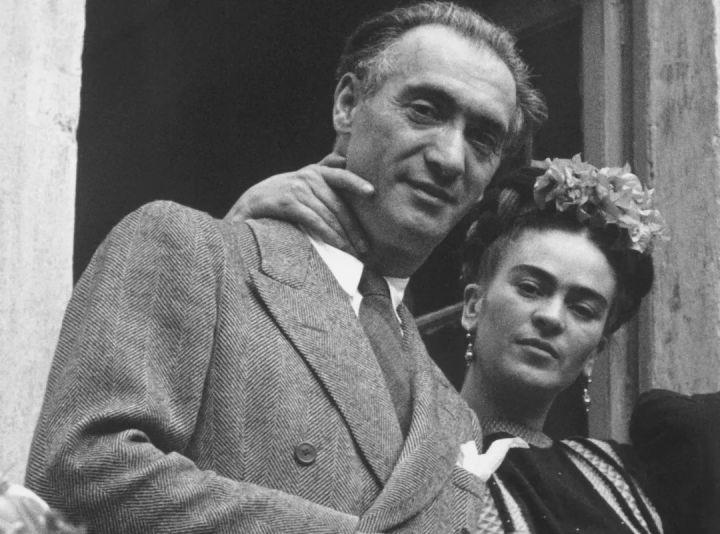 18岁车祸32次，三次流产，丈夫*引勾**小姨子，她成了全球最贵女画家