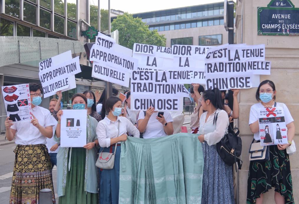 迪奥抄袭中国马面裙，韩国说青花瓷是他们的，文化挪用何时休