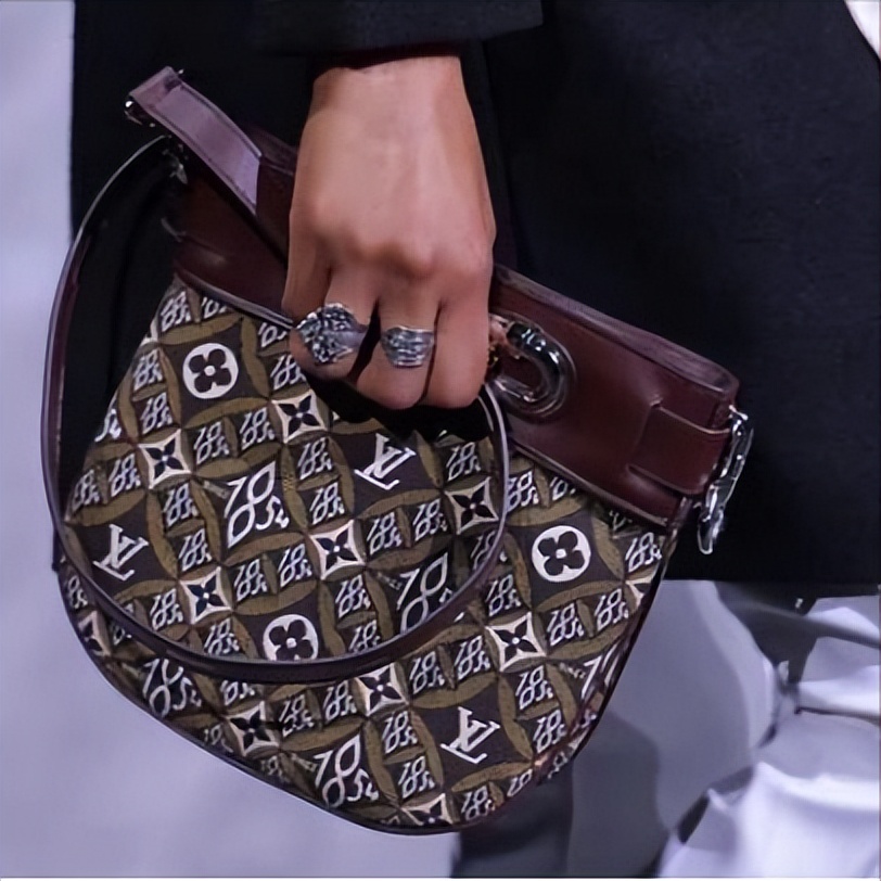 女性一定要买个奢侈品包包吗,为什么女生要有一个奢侈品包包