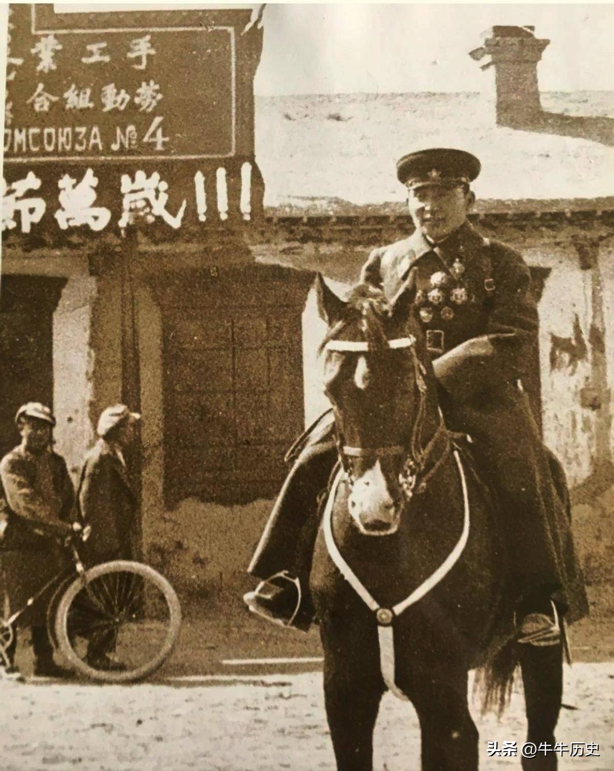 男人藏品,男子收藏罕见100元纸币