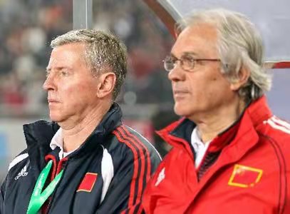 国足双主帅事件,三名球员群殴教练组