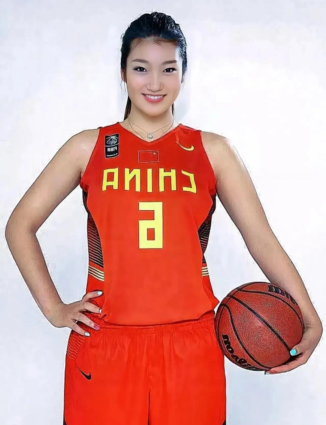 中国女篮李梦最新比赛,中国女篮李梦颁奖仪式