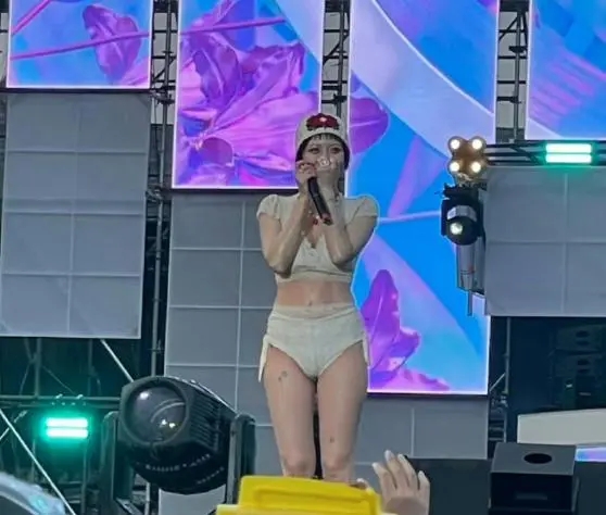 泫雅演唱会吊带带子,泫雅在舞台上跳舞意外曝光