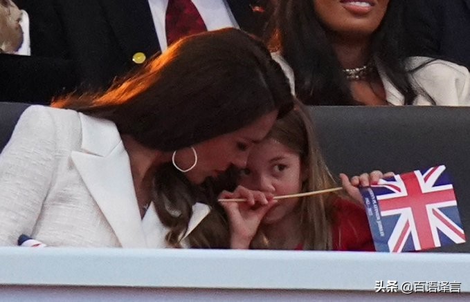 路易又抢女王风头！出席活动时要查尔斯抱，吻妈妈，站凳上吃零食