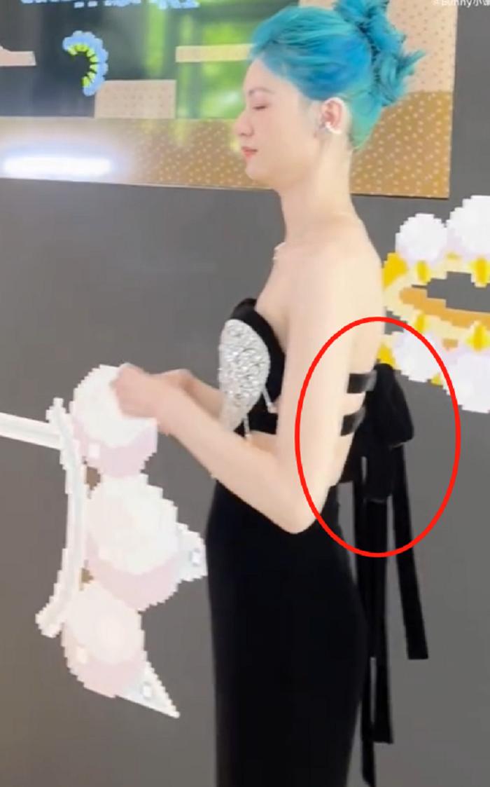 27岁新秀太大胆！穿爱心“肚兜”皮肤白皙，背绑蝴蝶结显好身材