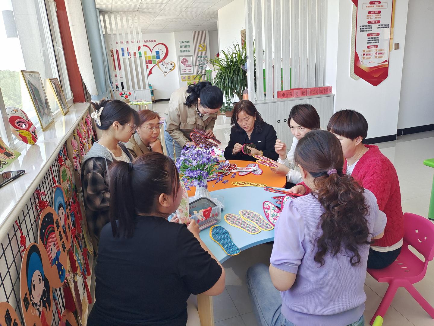 民乐县北街社区开展“巧手创造美好生活”鞋垫手工制作活动