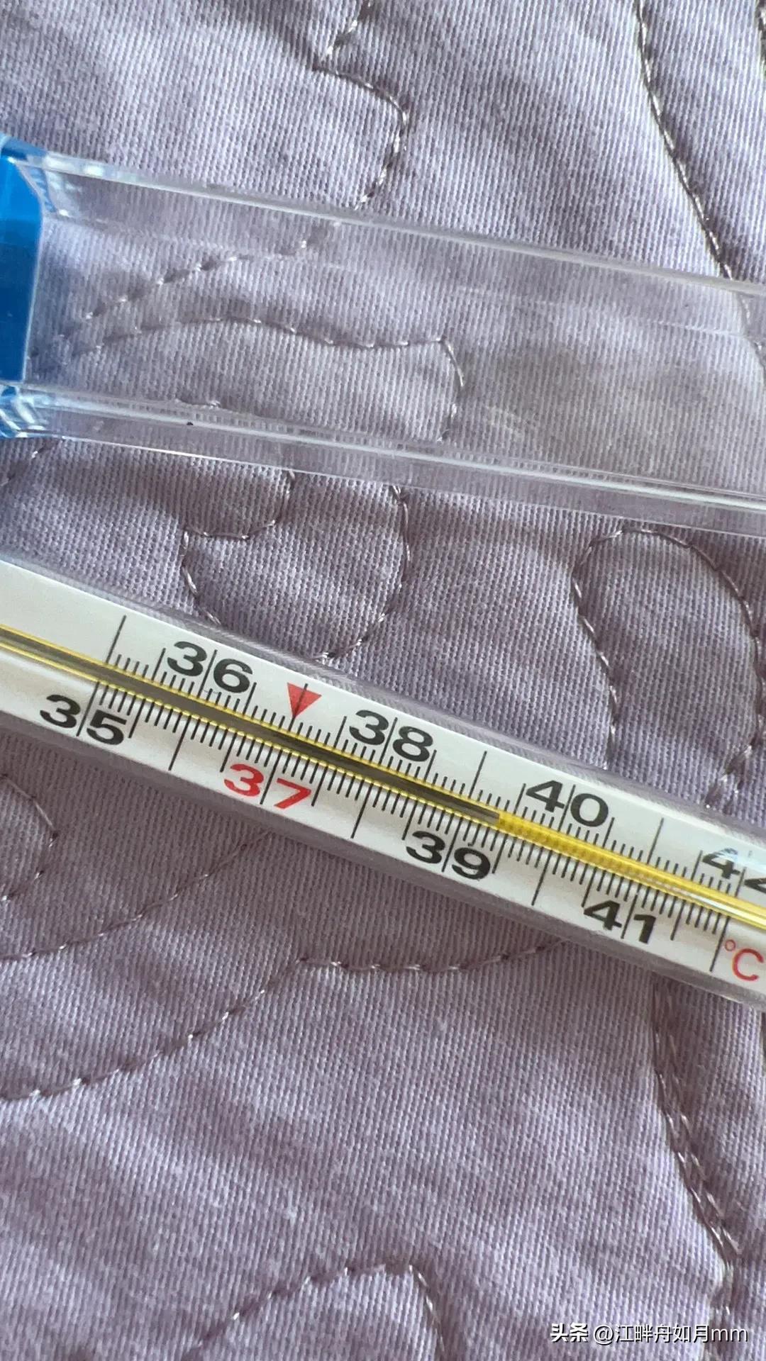 洗衣机掉的脏东西,清洗滚筒洗衣机后毛巾上有海绵