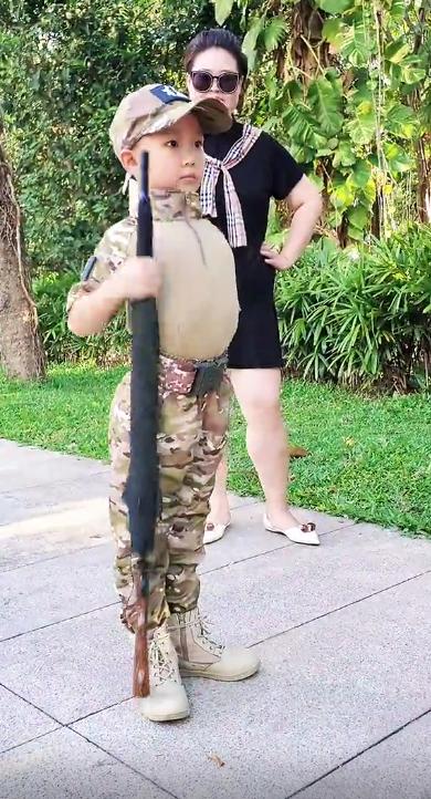兵王小孩瞪大眼站军姿,五岁小孩军姿走红抖音