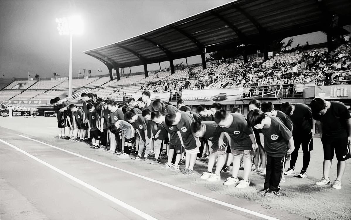 足球垒球游戏,软式棒垒球和足球