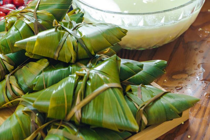 怎么才能让煮好的粽子又软又糯,煮粽子时为何会出现粽子夹生现象