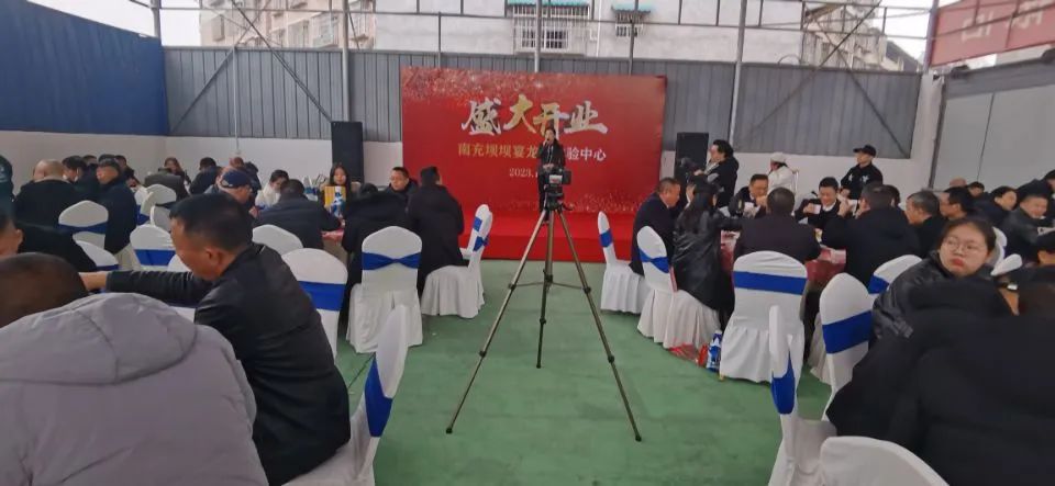 花篮摆了半条街！南充嘉陵的龙蟠竟然办起一个“宴会中心”了！