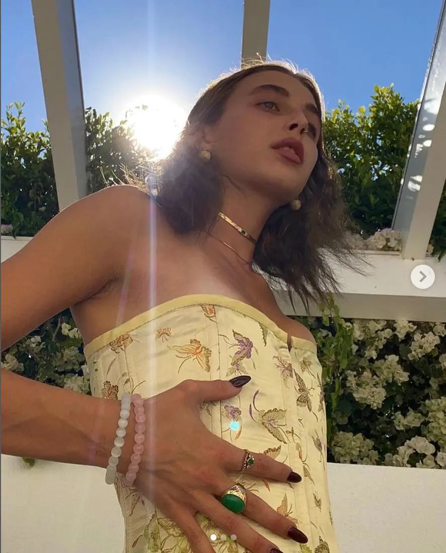 夏天担心藏不住“蝴蝶袖”？集齐明星博主教你“手镯转移*法大**”