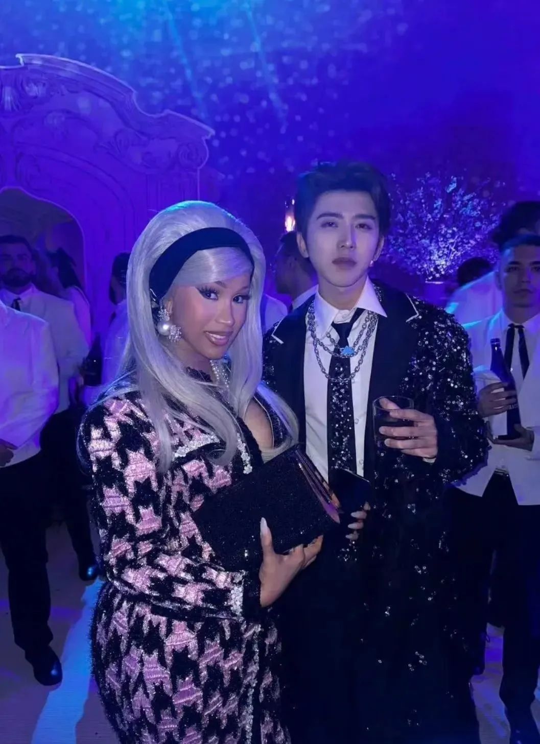 拖把头、海底生化人穿搭，美国这最受瞩目的一夜，如“群魔乱舞”