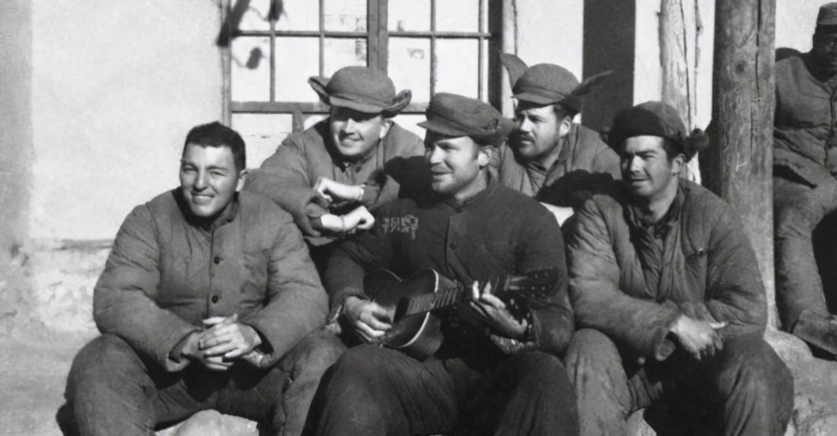 美国大兵阵亡回国最后的荣耀,美国大兵给德军俘虏发香烟