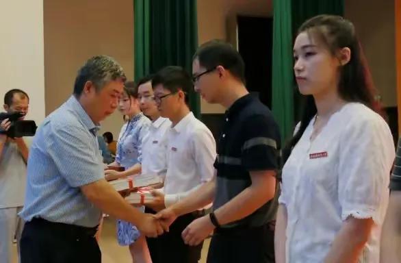 大学辅导员工资曝光,大学辅导员年薪一般有多少