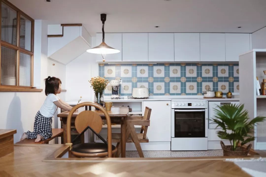 她买下32㎡老旧学区房，为女儿打造小桃园，还有20㎡超舒适大庭院