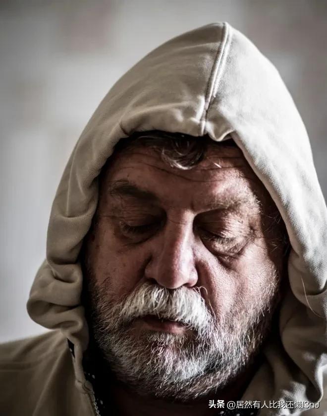 卫生巾晦气吗？湖南一男子当街以这样的行为回答