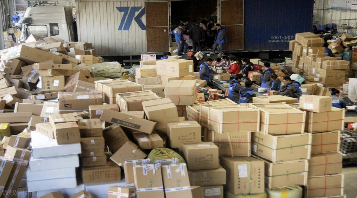 男子收到快递,男子收到一份快递打开后没有在意