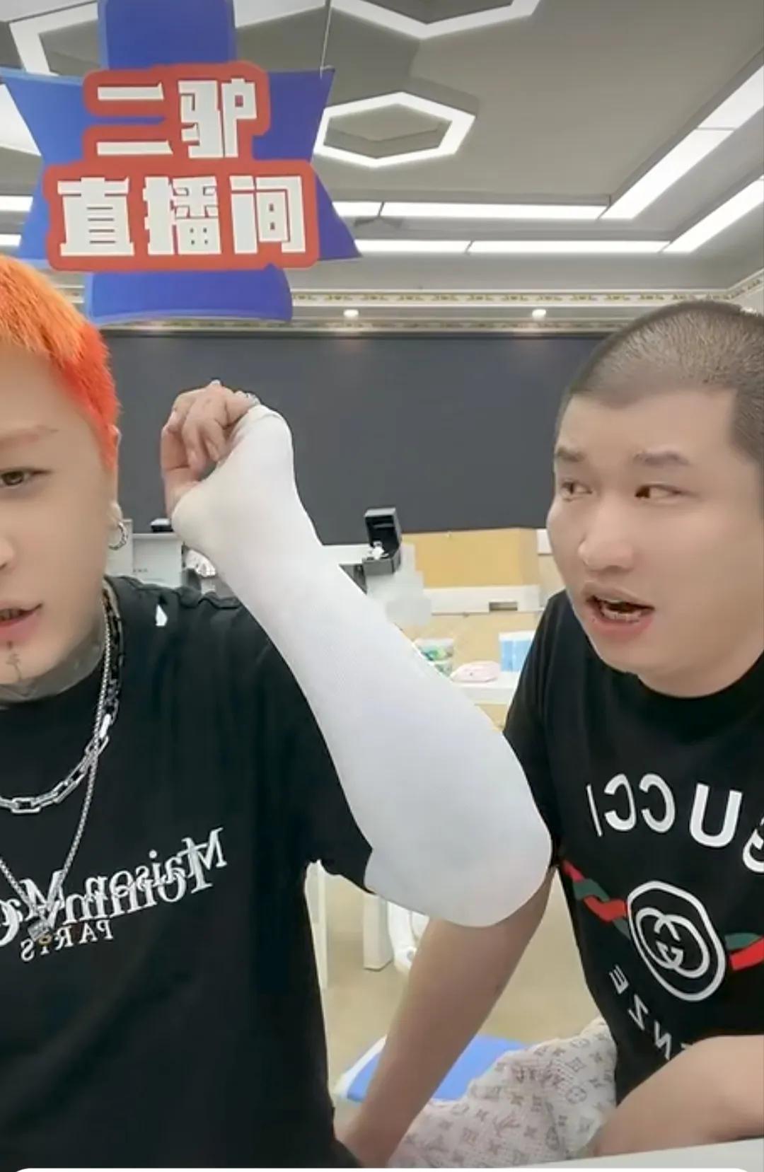 散打哥直播被砸东西完整版,散打哥被二驴签约了吗