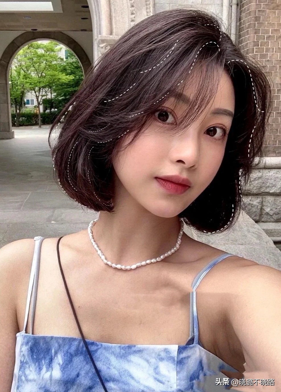 头发不要留黑长直也别留超短发,超短发不显老的烫发