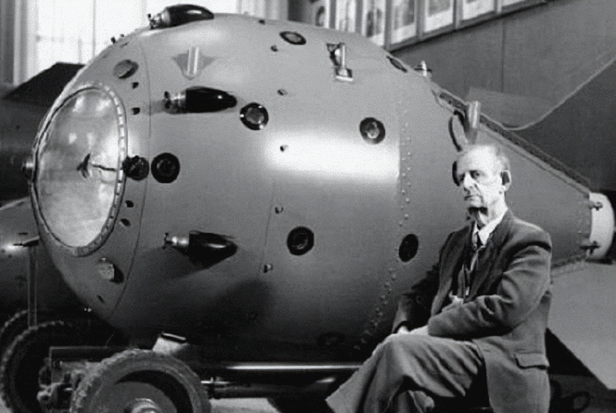 1964年原*弹子**爆炸成功,报纸刊登照片,周总理:把地面裁掉,为何