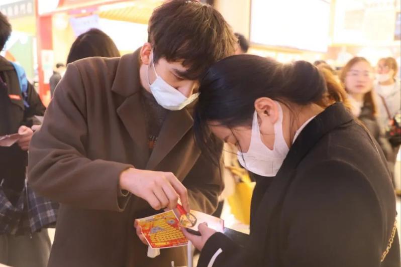 一张小卡片，狂卖500亿！一夜暴富的“*局骗**”，正卷土重来