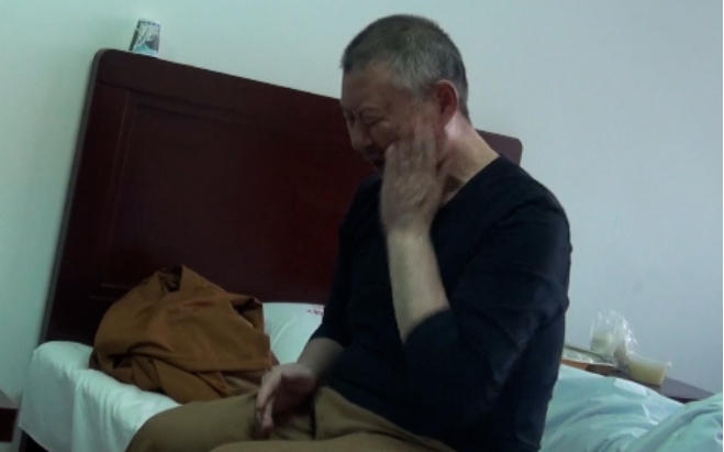 “假活佛”王兴夫：10年骗2亿，毒誓控制女弟子，被捕时自扇耳光