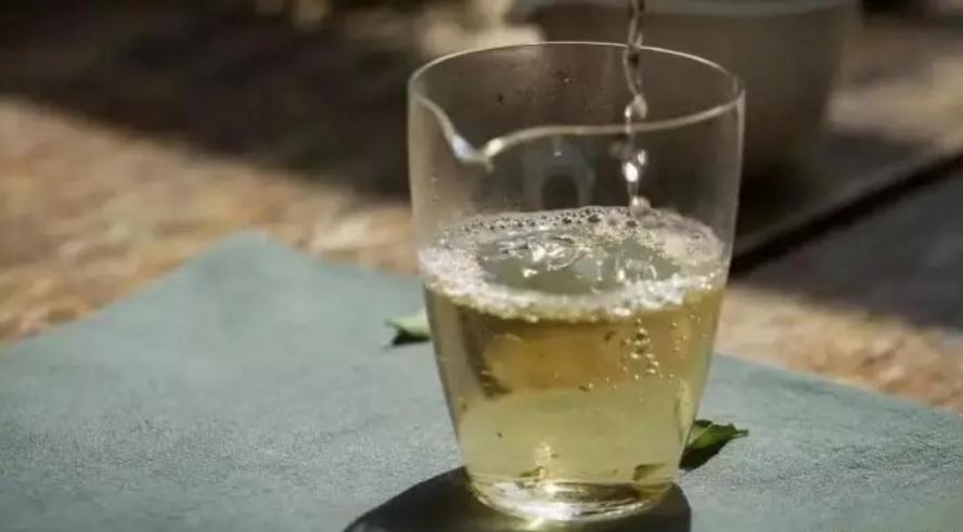 广东男子在朋友圈晒买的名茶，结果朋友喝过后怒怼他，咋回事？