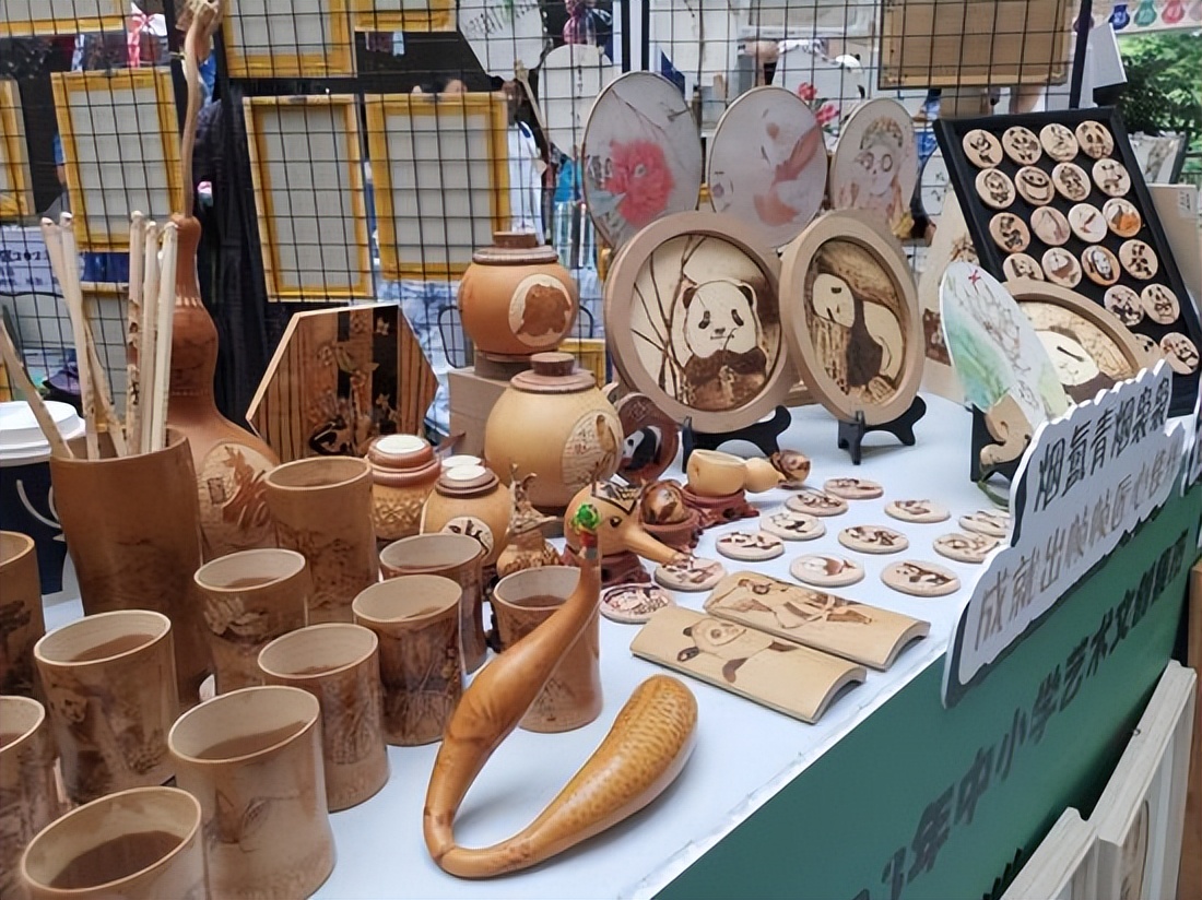 和蓉宝共迎大运!成都龙泉驿区灵龙小学非遗烙画绘大运