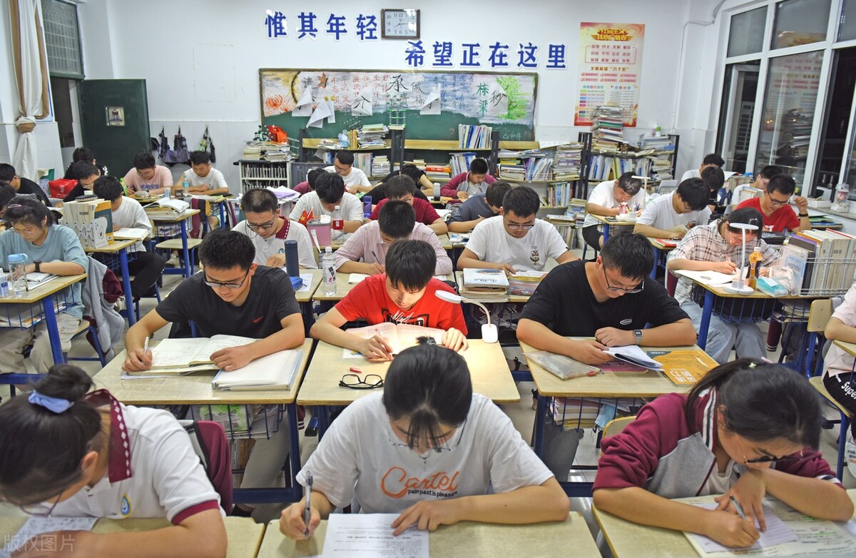 网友建议：让中小学老师只拿9个月工资，寒暑假自己找门路赚钱