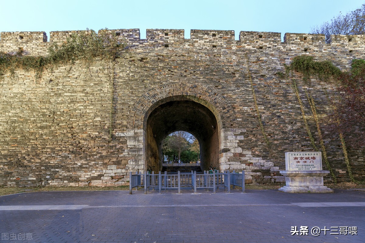 四年不见，阿紫姑娘变成紫爷，芊芊玉手布满了烫伤，说不出的恐怖