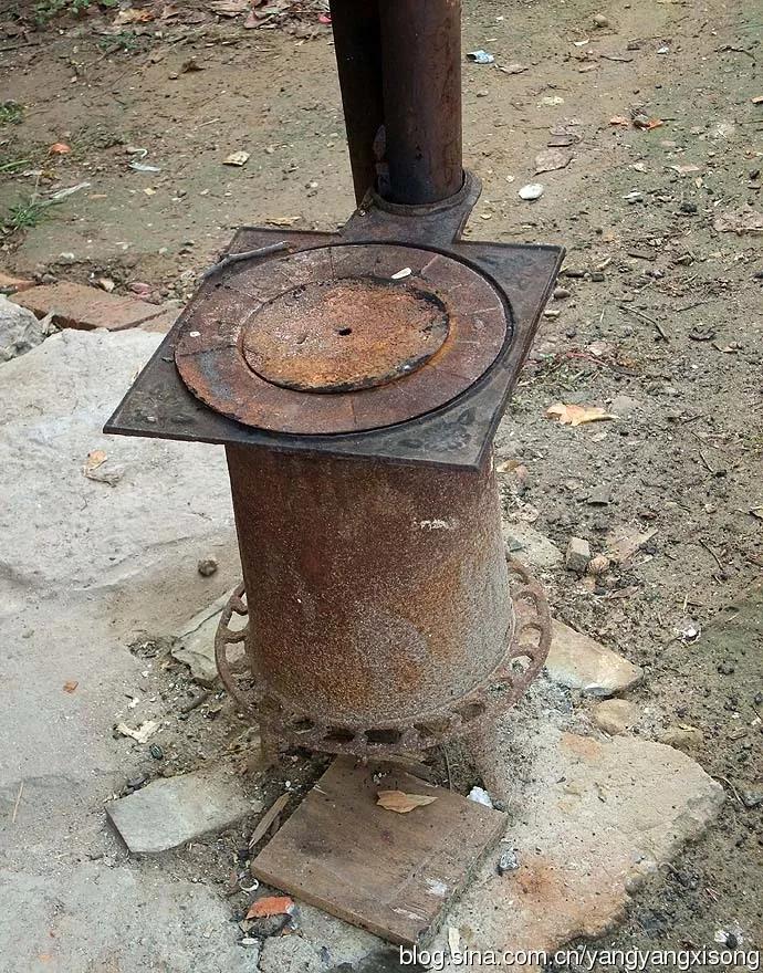 梦见老家旧房子内炉子在生火,梦见我老家的屋里屋外发的煤炭火