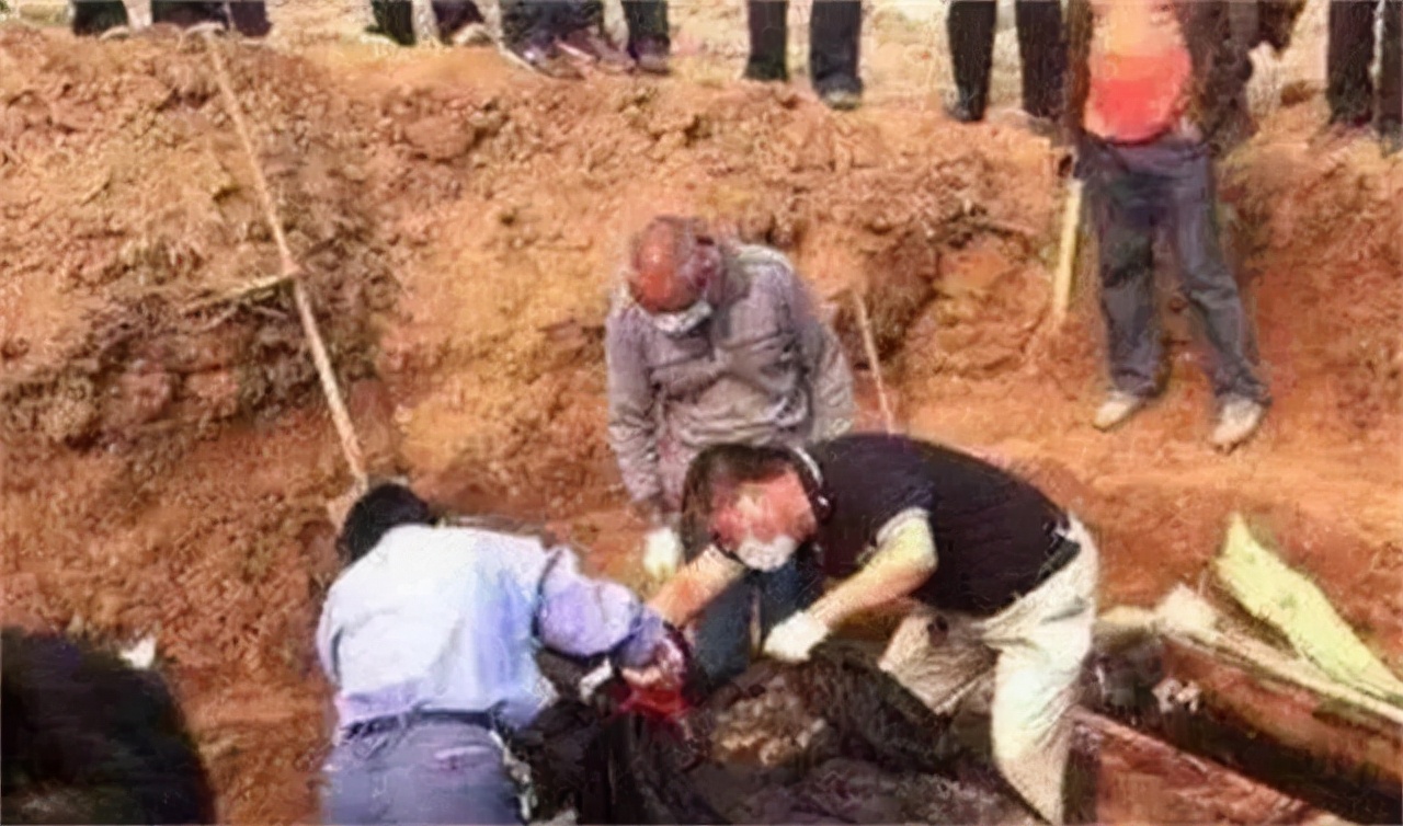 清朝女子因难产被活埋纪录片,清朝女子难产晕厥以为死亡