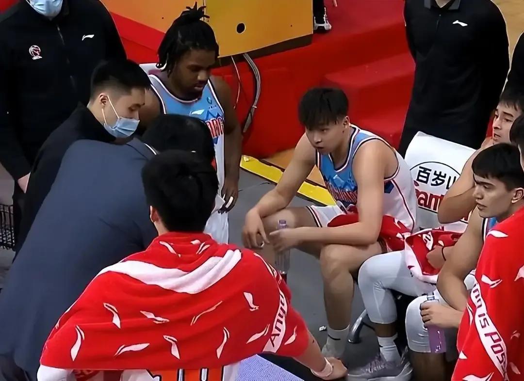 中国男篮齐麟新疆锋线,齐麟怒砸裁判是哪一集出现的