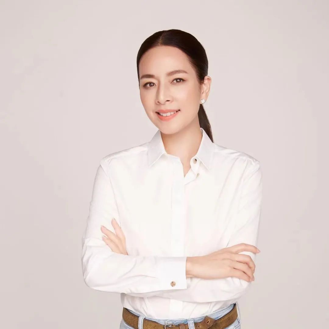 56岁泰国第一名媛：带球队打入世界杯，还是泰王“白月光”?