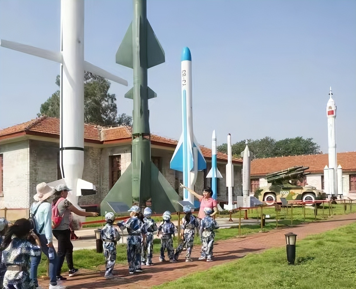 爱军幼儿园,爱国爱军主题环创幼儿园