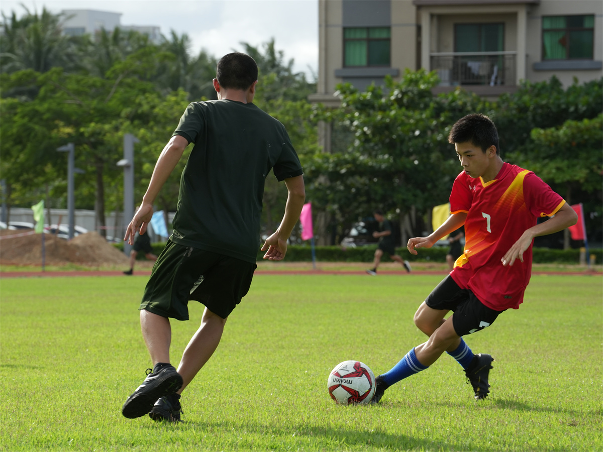 英姿飒爽守海疆金戈铁马铸忠魂,百舸争流千帆竞奋楫破浪立潮头