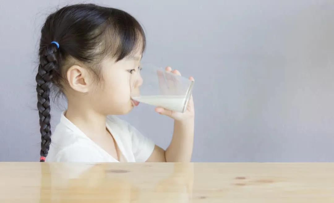 15个月宝宝不吃饭光喝奶咋办,2岁宝宝光喝奶不吃饭怎么办