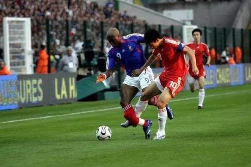 足球剪刀腿两人受伤,最悲壮的犯规郑智