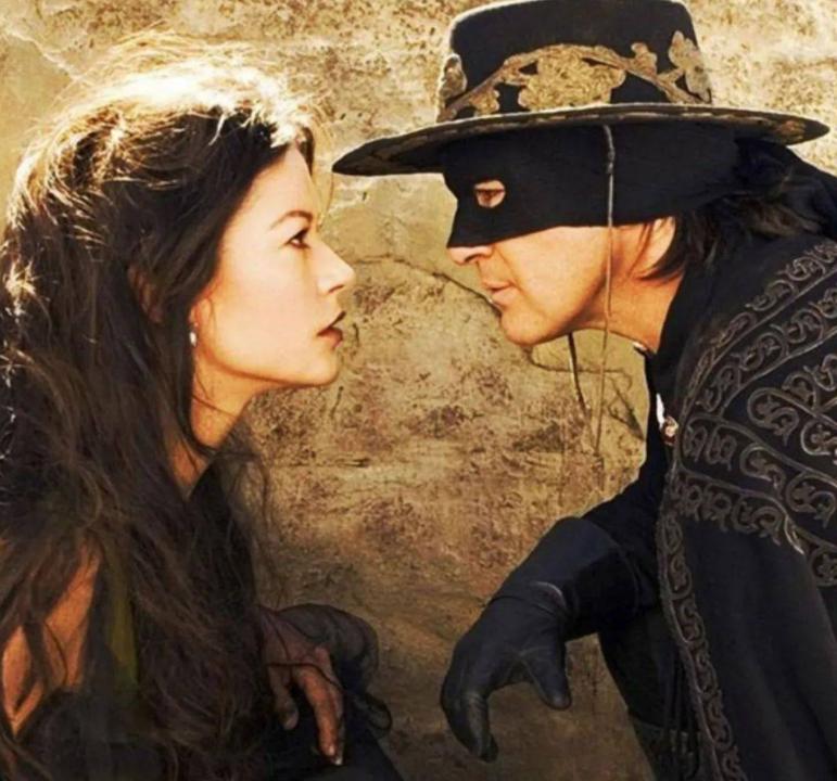 泽塔琼斯结婚照片,泽塔琼斯晒儿女合影