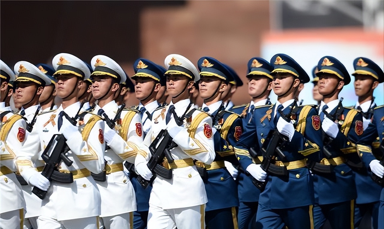 华人女兵在美军舰上干什么,美军华裔女兵向中国海警喊话