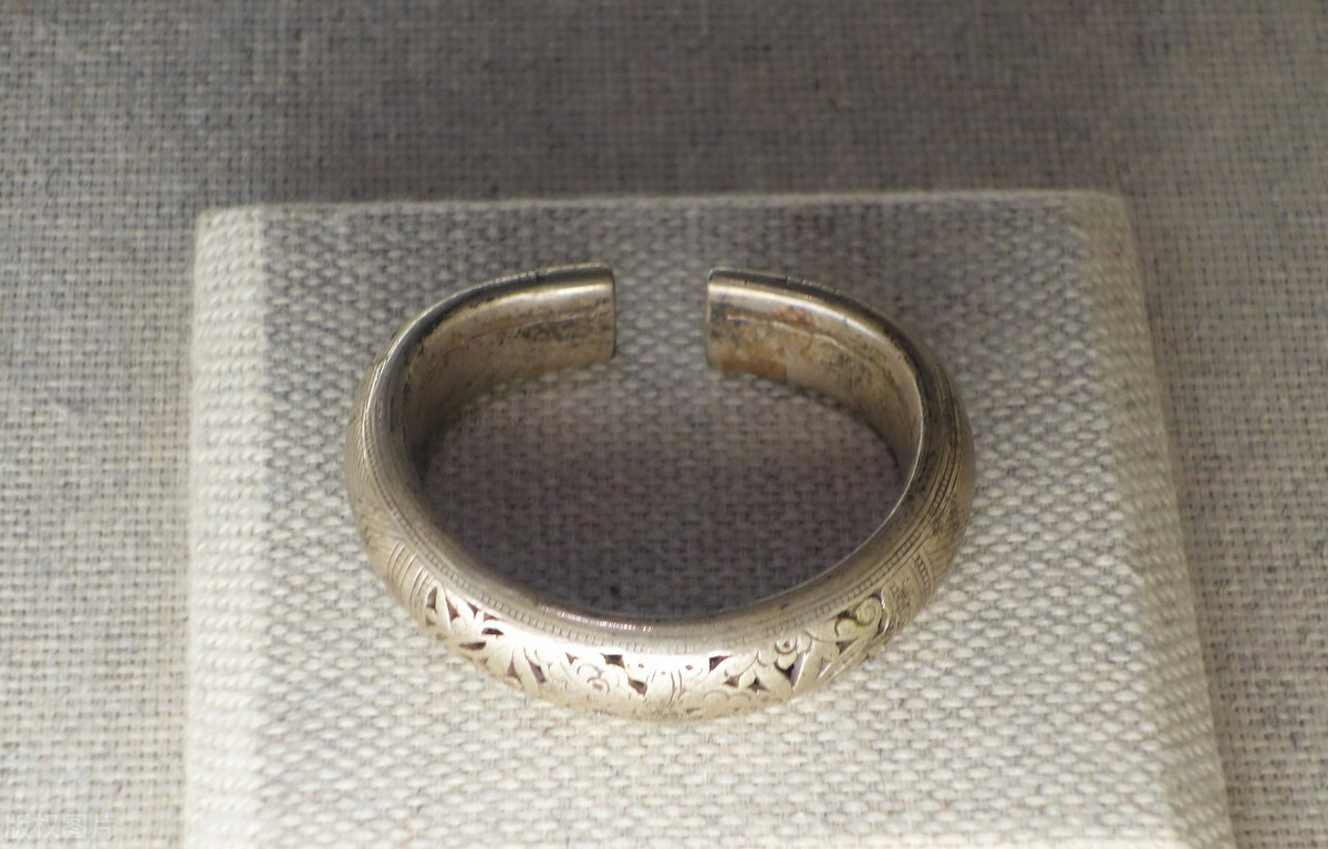 戴银手镯到底能不能吸收身体毒素,身体有问题银手镯会变黑吗