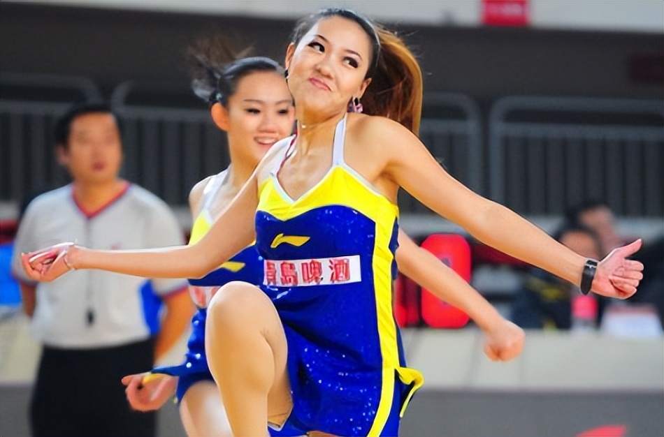 除了赏心悦目，足球宝贝在比赛起什么作用？为何球迷那么喜欢她们