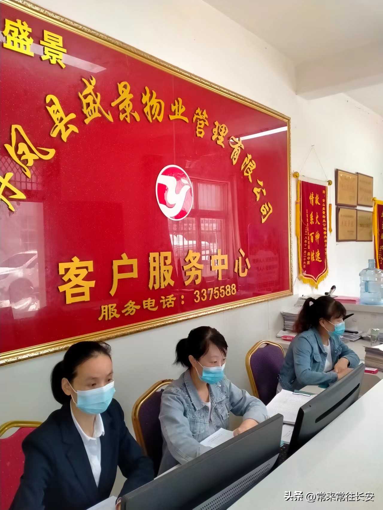 疫情无情人有情危难之中显担当市县机关下派金山小区的*党**员志愿者