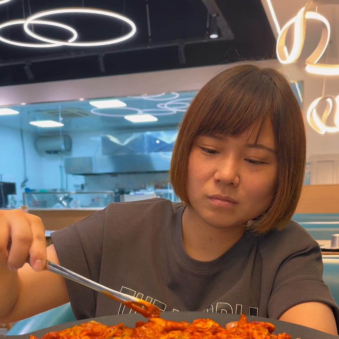 老板娘被整哭了？咱一边吃饭，一边吃瓜来！今天这个瓜真的...