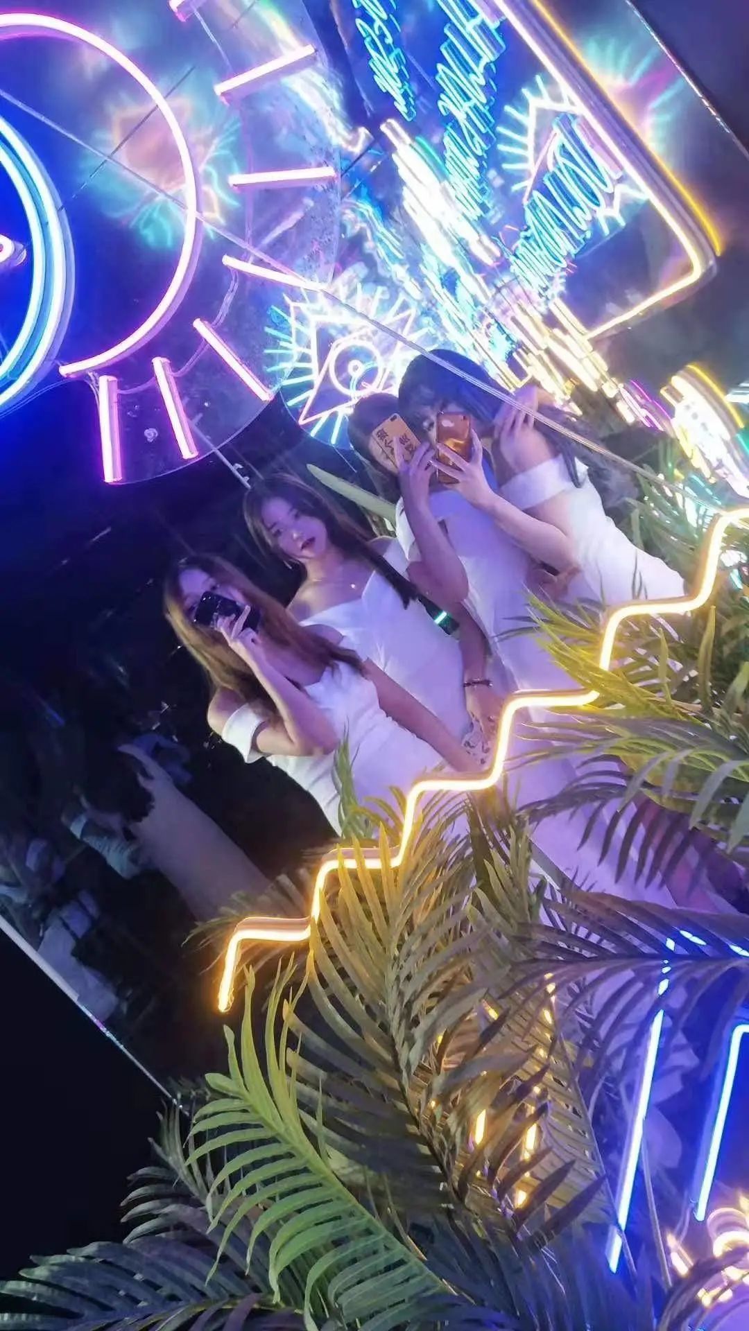 我们和一位专业气氛组小姐姐，聊了聊真实的夜店